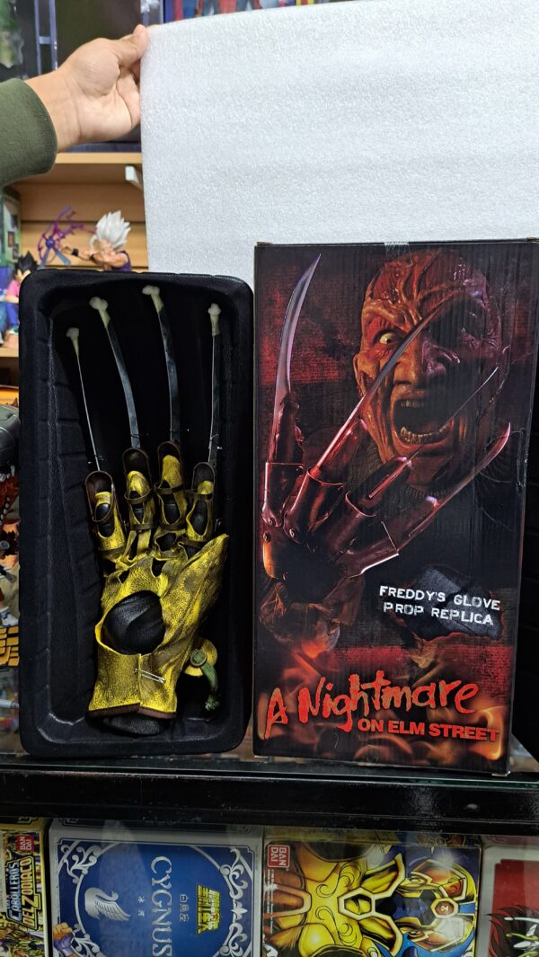 FREDDY KRUEGER GUANTE DE CUERO Y METAL ESPECIAL COSPLEY 0 dólares al tipo de cambio blue del día