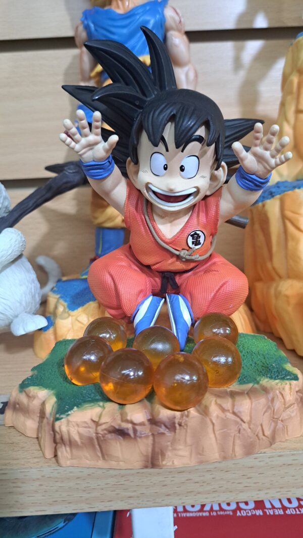 DRAGON BALL GOKU y LAS ESFERAS DEL DRAGON 100- 12 cm ALTURA