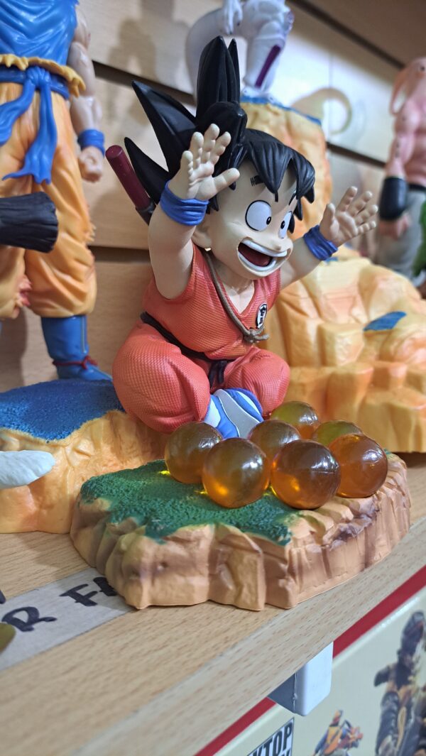 DRAGON BALL GOKU y LAS ESFERAS DEL DRAGON 100- 12 cm ALTURA
