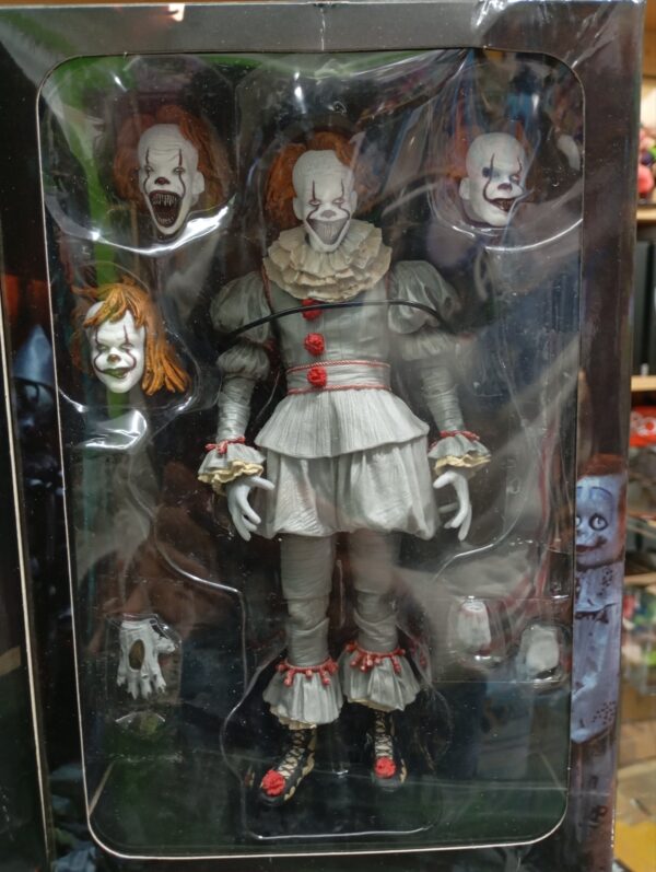 Pennywise 
IT
Tamaño:18cm