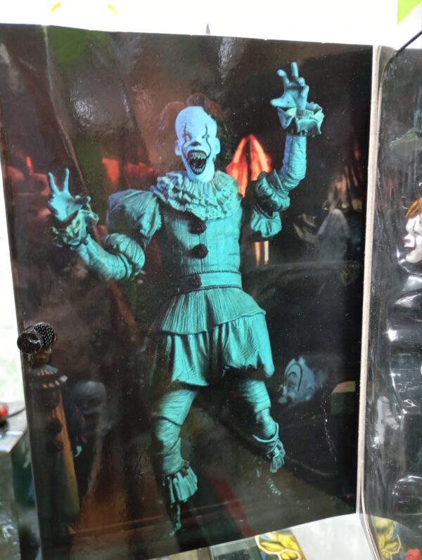 Pennywise 
IT
Tamaño:18cm