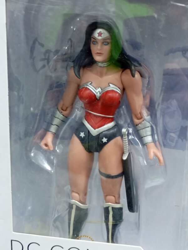 Wonder Woman
DC Comics 
Tamaño:18cm