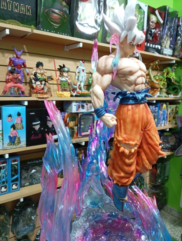 Goku cabeza interminable con luz
Dragón Ball Z 676
Tamaño:53cm