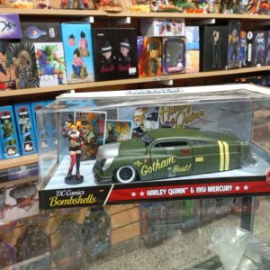 HARLEY QUINN™ & 1951 MERCURY
DC Comics