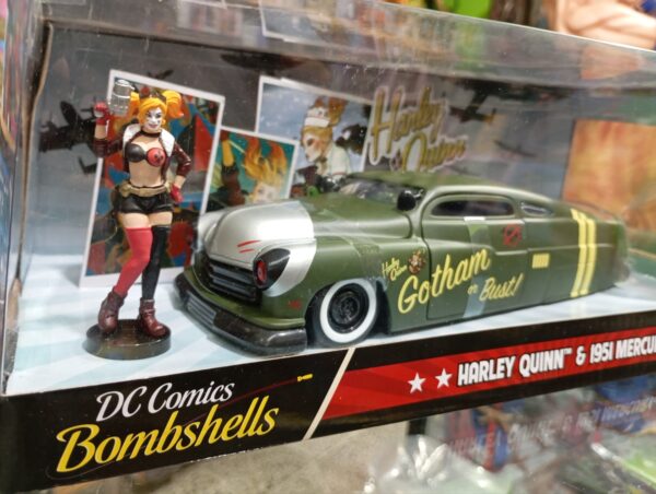 HARLEY QUINN™ & 1951 MERCURY
DC Comics