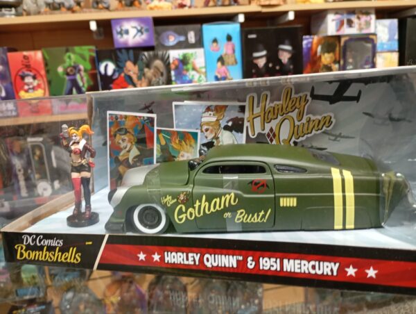 HARLEY QUINN™ & 1951 MERCURY
DC Comics