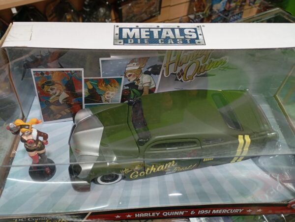 HARLEY QUINN™ & 1951 MERCURY
DC Comics