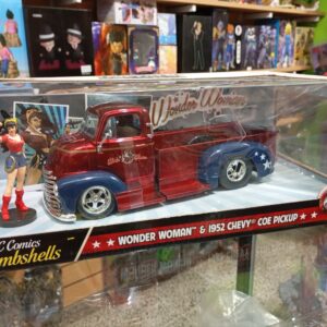 WONDER WOMAN™& 1952 CHEVY COE PIKUP
DC COMICS