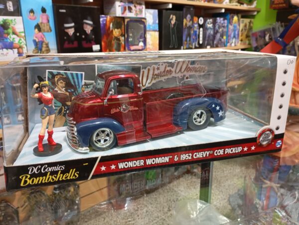 WONDER WOMAN™& 1952 CHEVY COE PIKUP
DC COMICS