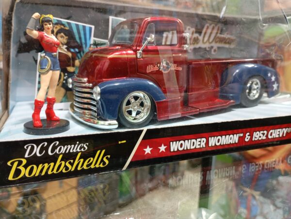 WONDER WOMAN™& 1952 CHEVY COE PIKUP
DC COMICS