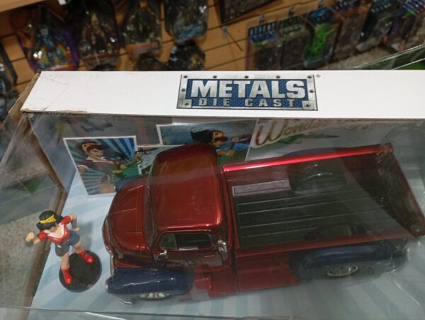 WONDER WOMAN™& 1952 CHEVY COE PIKUP
DC COMICS