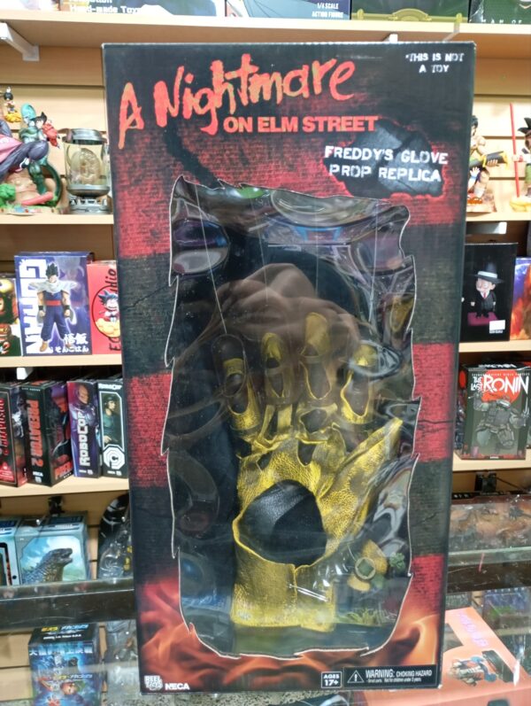 Los guantes o Garras de Freddy Krueger 
A Nightmare 
Tamaño:35cm