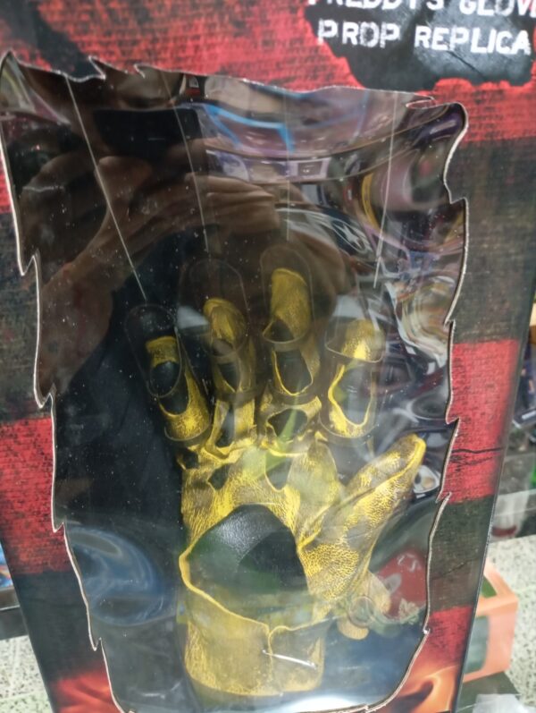 Los guantes o Garras de Freddy Krueger 
A Nightmare 
Tamaño:35cm