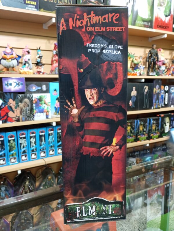 Los guantes o Garras de Freddy Krueger 
A Nightmare 
Tamaño:35cm