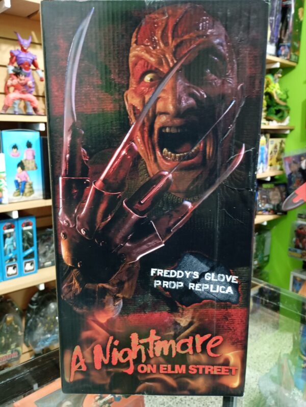 Los guantes o Garras de Freddy Krueger 
A Nightmare 
Tamaño:35cm