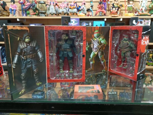 las tortugas ninjas original 
The Last Ronin Armored - Raphael
Tamaño: 17cm Armored - 16cm Raphael