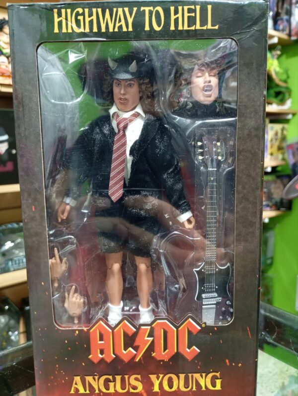 AUTOPISTA AL INFIERNO
ANGUS YOUNG
ACADÉMICO
Tamaño:19cm