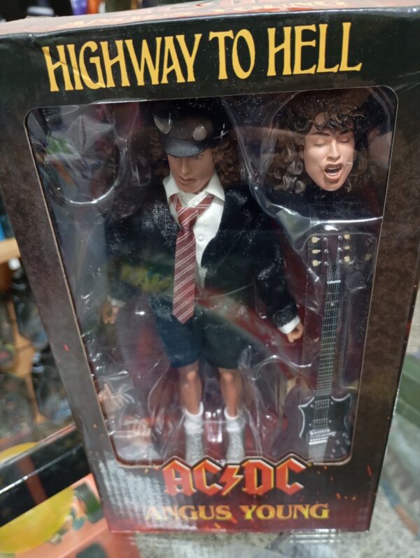 AUTOPISTA AL INFIERNO
ANGUS YOUNG
ACADÉMICO
Tamaño:19cm