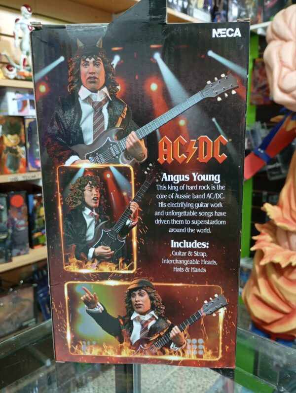 AUTOPISTA AL INFIERNO
ANGUS YOUNG
ACADÉMICO
Tamaño:19cm