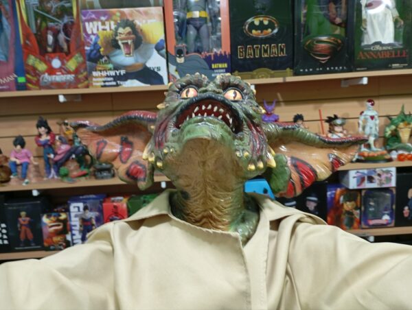 Gremlins tamaño real NECA 
Gremlins 0 dólares al tipo de cambio blue del día 
Tamaño:69cm de altura-74 de ancho