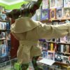 Gremlins tamaño real NECA 
Gremlins 0 dólares al tipo de cambio blue del día 
Tamaño:69cm de altura-74 de ancho