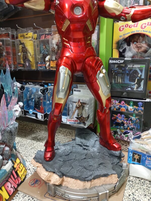 Iron Man - Los Vengadores
Tamaño:107cm
PRECIO: USD .600 DOLARES AL TIPO DE CAMBIO BLUE DEL DÍA