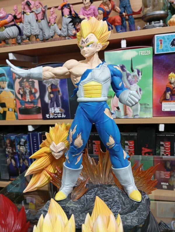 Vegeta con Cabezas intercambiables
Dragón Ball Super 250
Tamaño:30cm