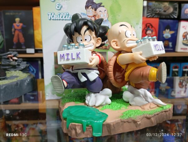 Goku y Krilin Milk 
Dragón Ball Z 190,12.5
Tamaño:15cm
