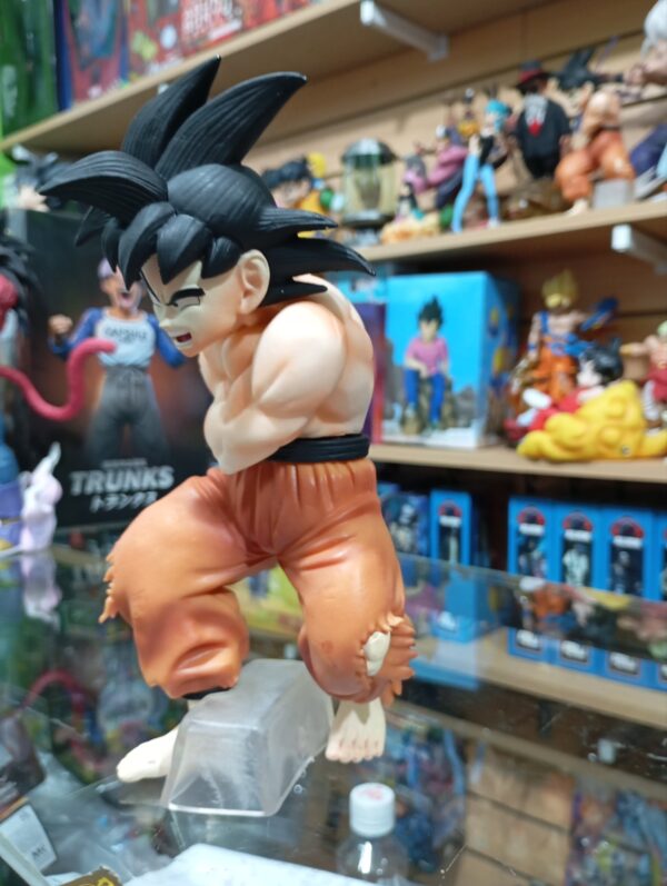 Goku Herido 85
Dragón Ball Z 
Tamaño:19cm