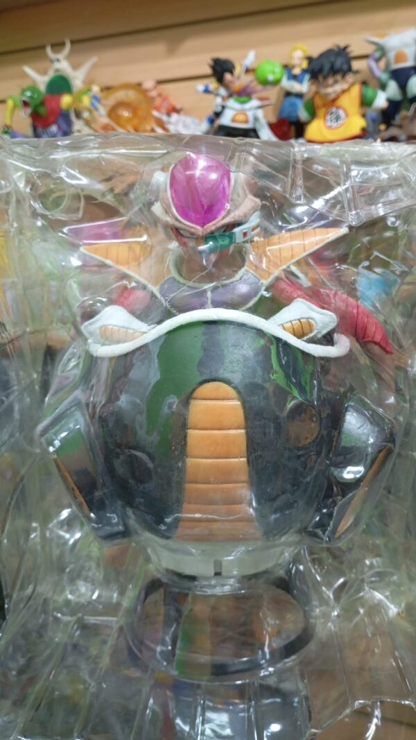Freezer en su esfera
Dragón Ball Z 
Tamaño:25cm