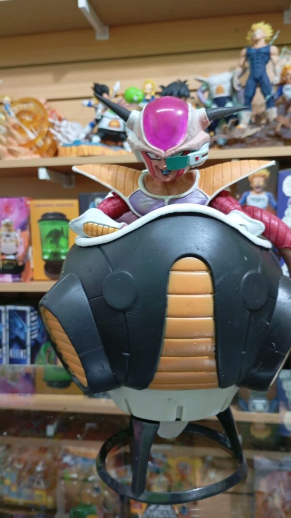 Freezer en su esfera
Dragón Ball Z 
Tamaño:25cm