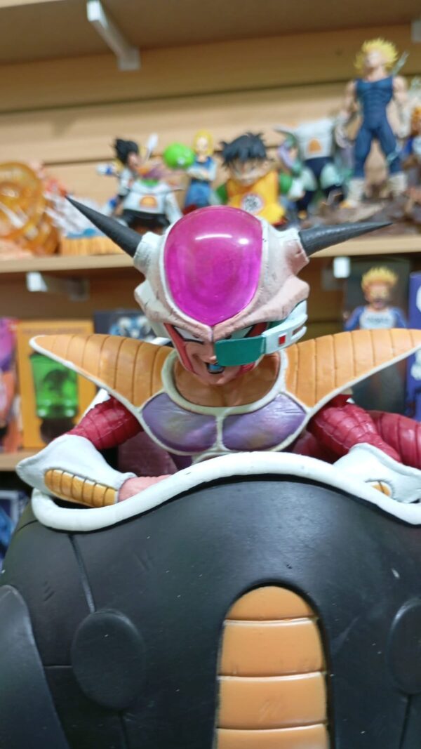 Freezer en su esfera
Dragón Ball Z 
Tamaño:25cm