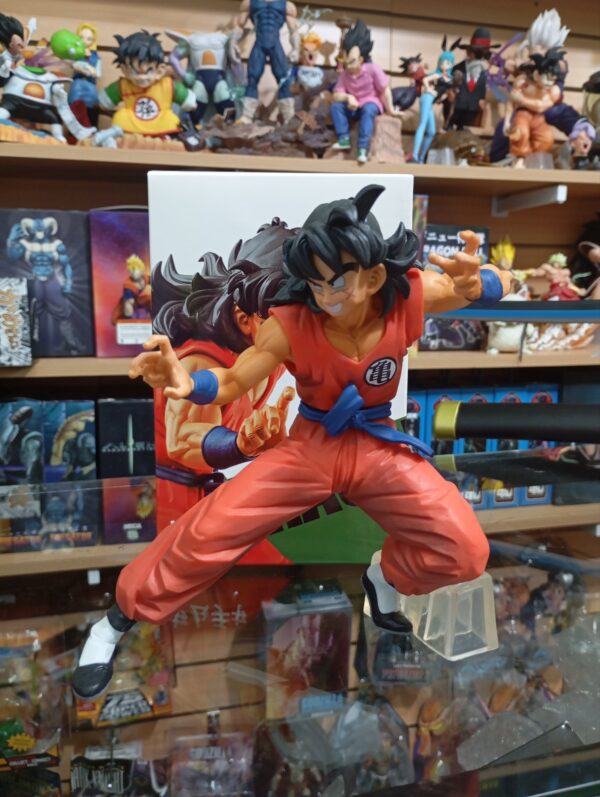 yamcha 
Dragón Ball 100
Tamaño:18cm