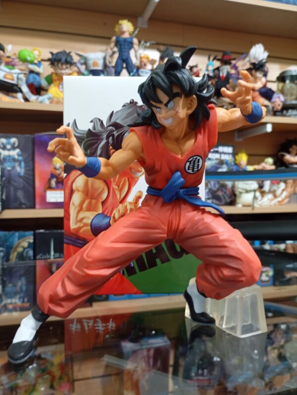 yamcha 
Dragón Ball 100
Tamaño:18cm