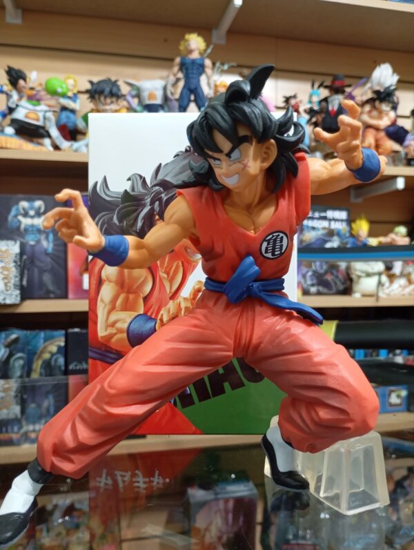 yamcha 
Dragón Ball 100
Tamaño:18cm