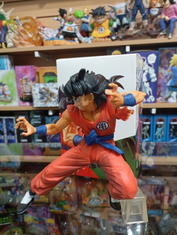 yamcha 
Dragón Ball 100
Tamaño:18cm