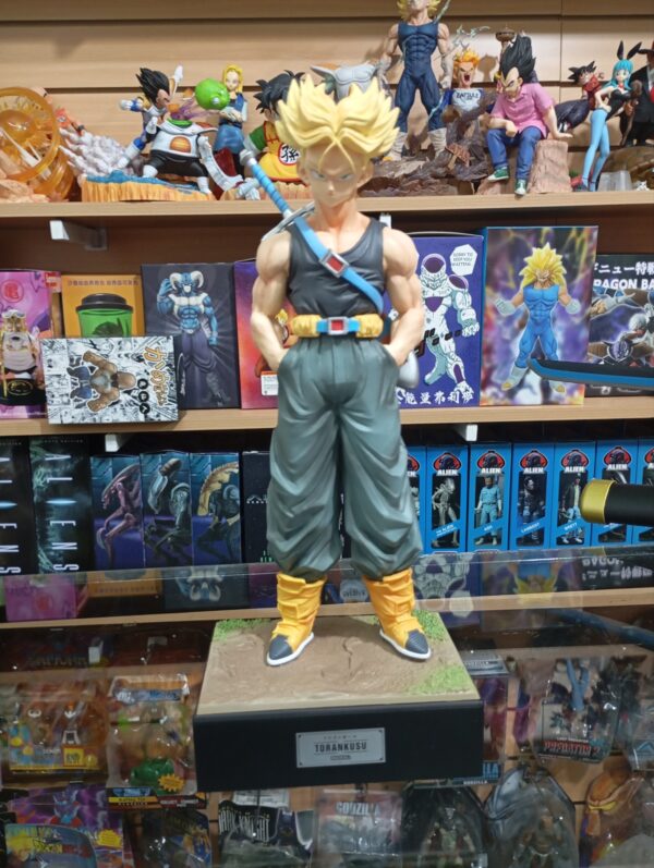Trunks Super Saiyan
Dragón Ball Z 170 
Tamaño:30cm