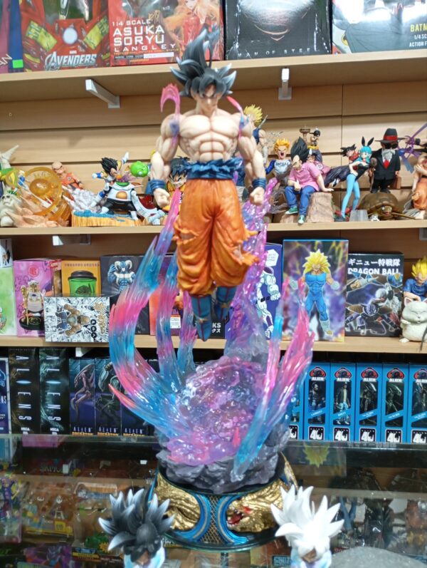 Goku cabeza intercambiables 
Dragón Ball Super 660
Tamaño:52cm