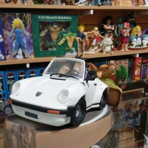 Goku Krilin Y el maestro Roshi en un Porche burlándose de un dino 260
Dragón Ball