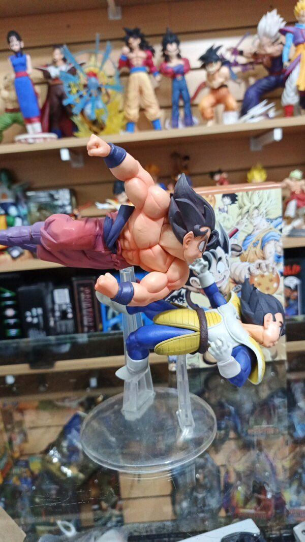 Goku Golpeando a Vegeta
Dragón Ball Z 
Tamaño:23cm