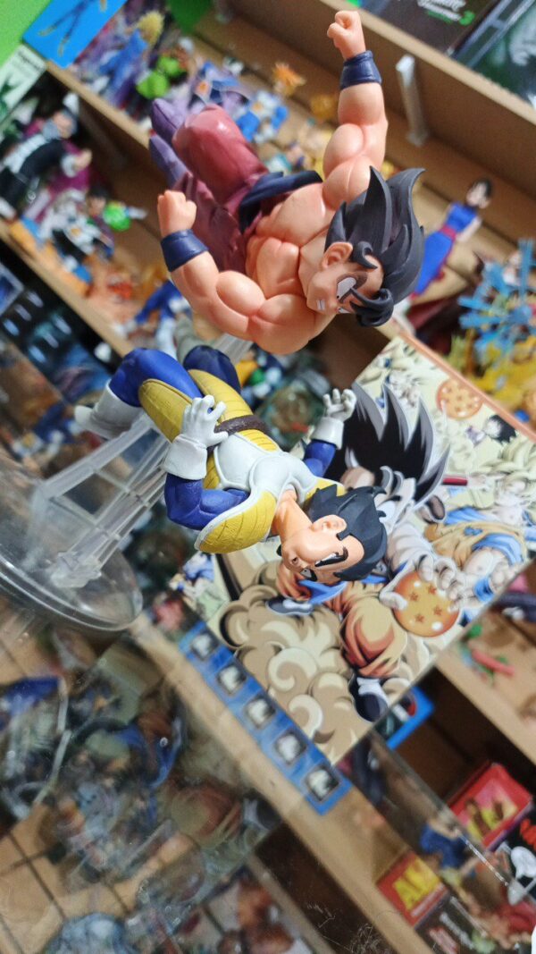 Goku Golpeando a Vegeta
Dragón Ball Z 
Tamaño:23cm