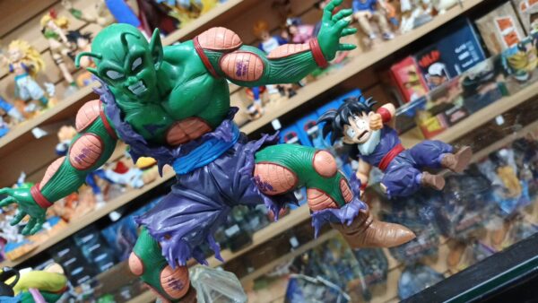 Picolo defendiendo a Gohan 
Dragón Ball
Tamaño:Picolo 20cm
Gohan 9 de altura y 10cm