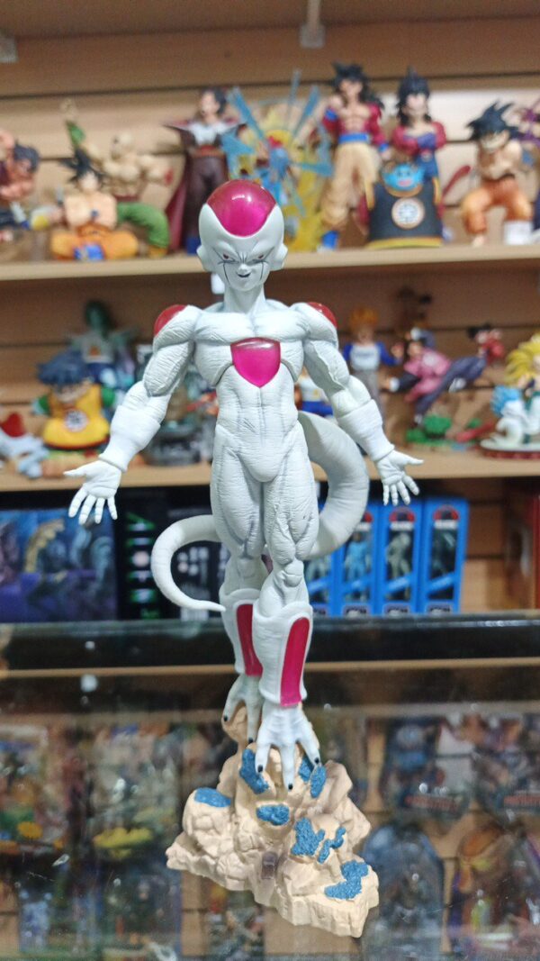 Freezer 
Dragón Ball 
Tamaño:26cm