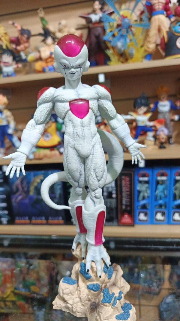 Freezer 
Dragón Ball 
Tamaño:26cm