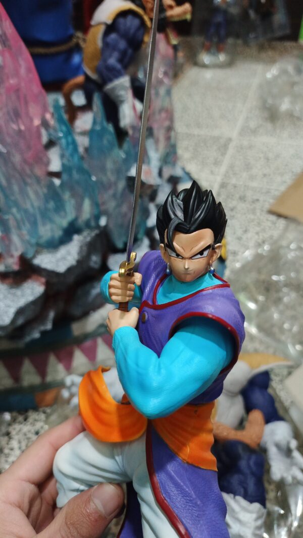Gohan con la espada Z 236
dragón Ball Z 
tamaño:22cm