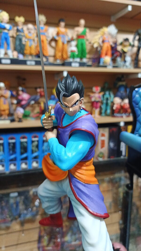 Gohan con la espada Z 236
dragón Ball Z 
tamaño:22cm