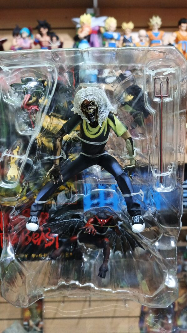 Iron Maiden
The Number Of The Beast
Tamaño: 14cm Maiden y el diablo 7cm