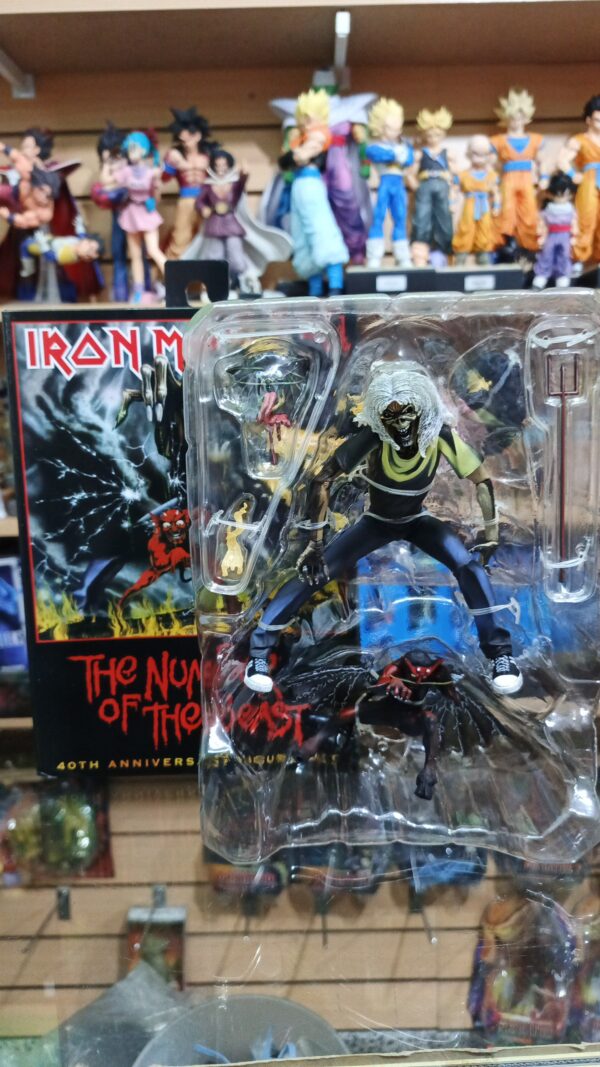 Iron Maiden
The Number Of The Beast
Tamaño: 14cm Maiden y el diablo 7cm