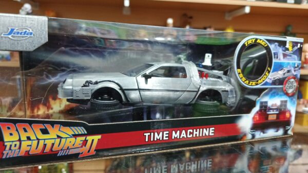 auto volviendo al futuro delorean 
Black to The future 2
jada