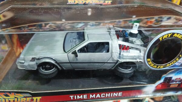 auto volviendo al futuro delorean 
Black to The future 2
jada